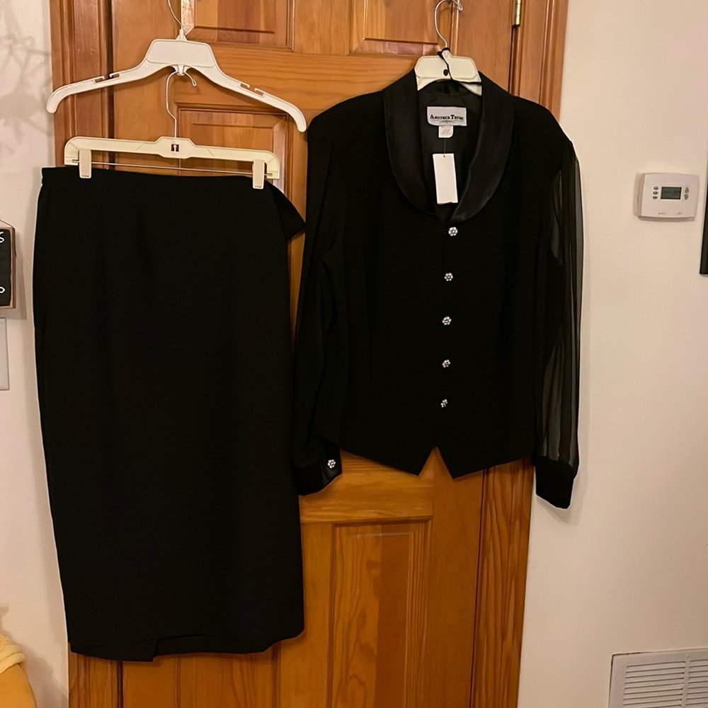 Women’s Plus 22/24W cocktail style black top and skirt. Top has diamond buttons